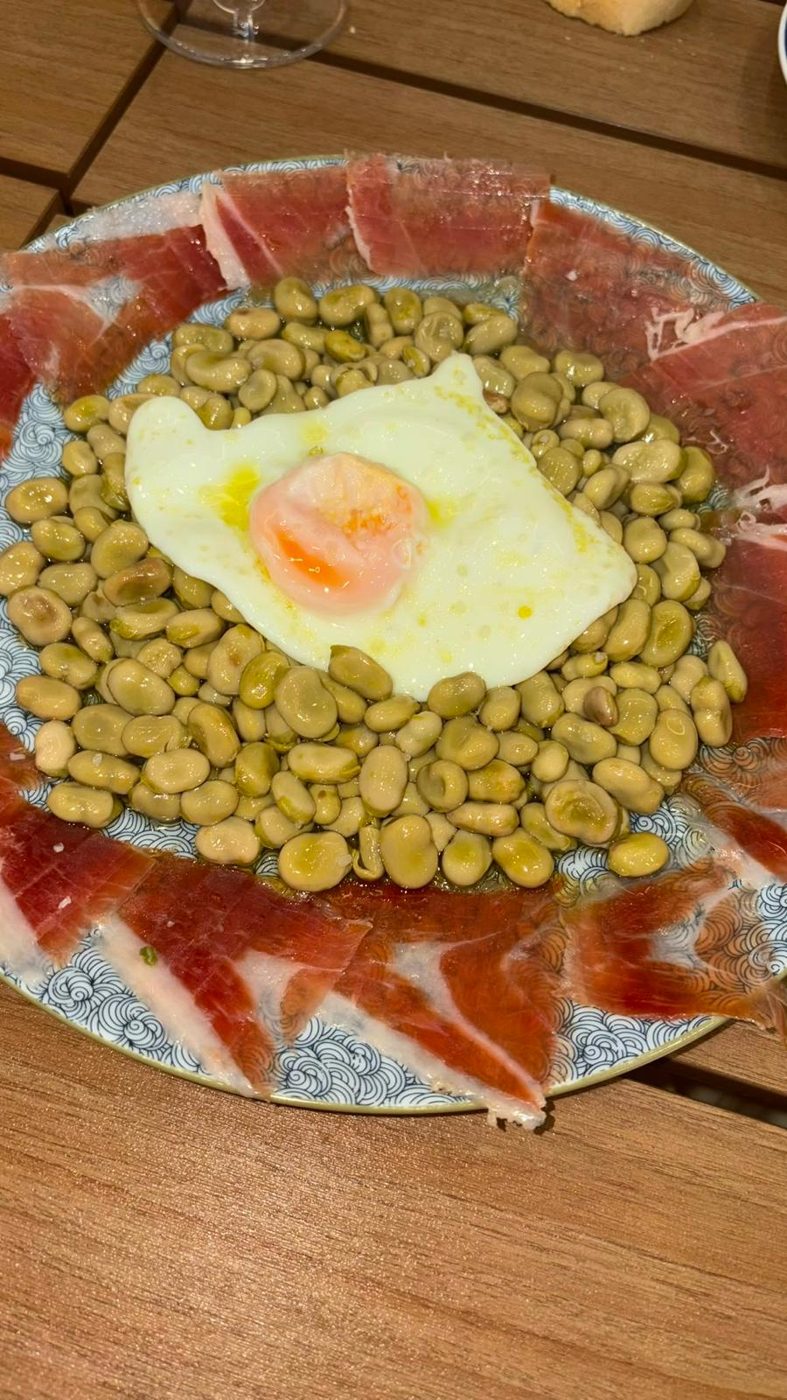 Habas con jamón y huevo servidas en Baraka