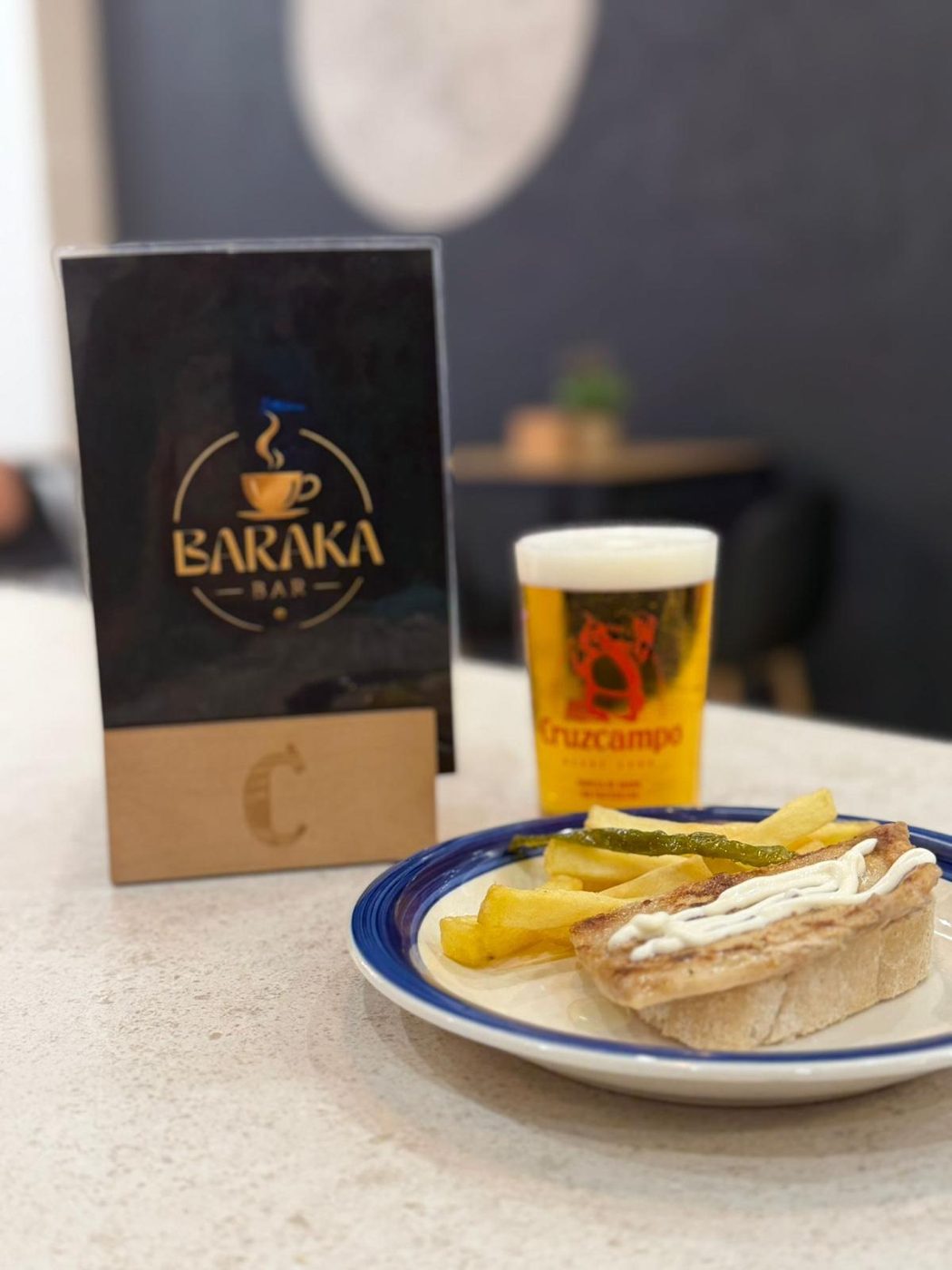 Cerveza con tapa en Café Bar Baraka