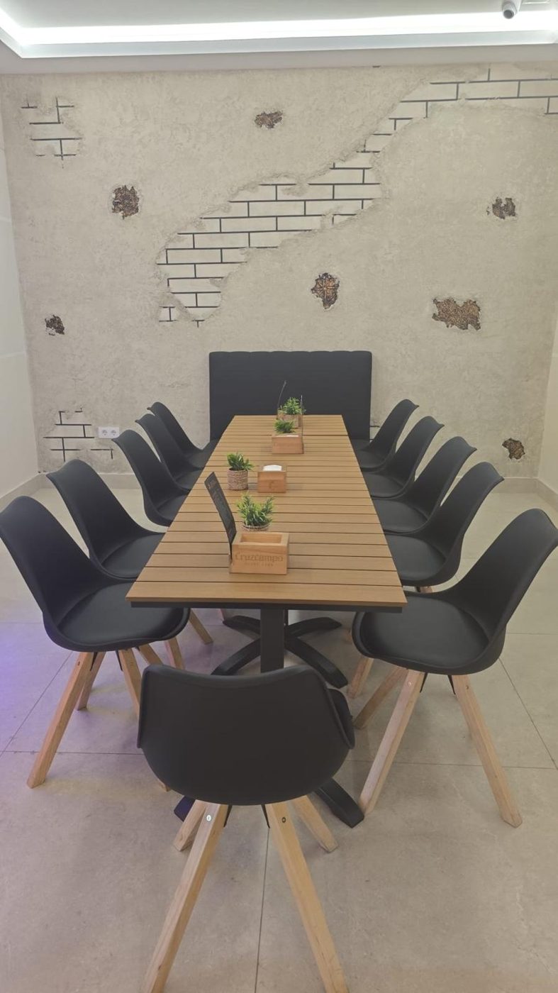 Salón con mesa grande en Café Bar Baraka